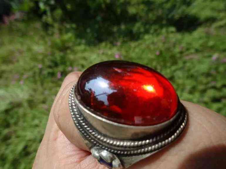 天然鋯石和玉石有什么區(qū)別(天然鋯石原石特征)