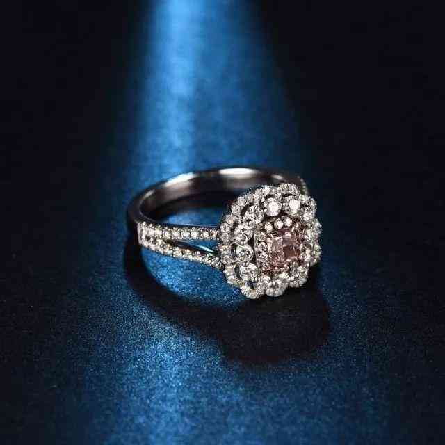 女生戴戒指招財(cái)(女生戴戒指的寓意)