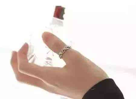 女生戴戒指招財(女生戴戒指的寓意)插圖1