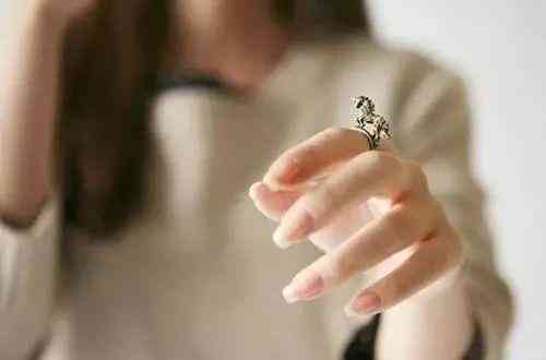 女生戴戒指招財(女生戴戒指的寓意)插圖2