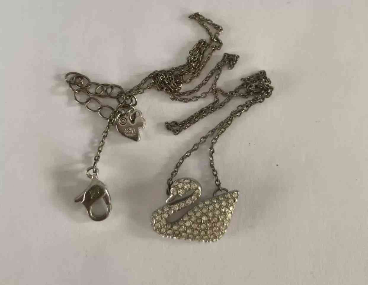 施華洛世奇的項鏈(施華洛世奇的項鏈變黑了怎么清洗)