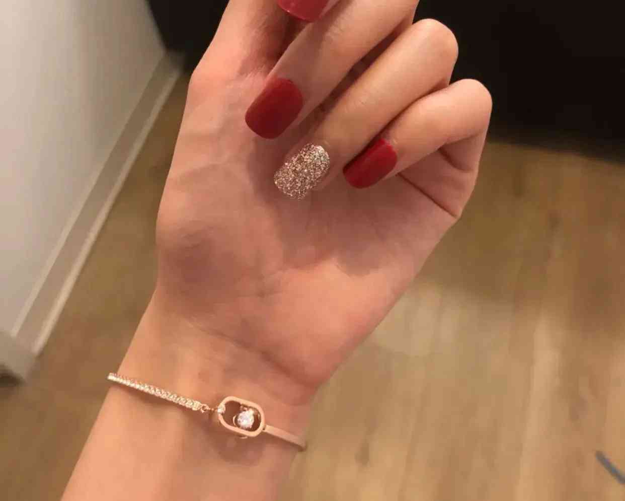 施華洛世奇的項(xiàng)鏈(施華洛世奇的項(xiàng)鏈變黑了怎么清洗)插圖4