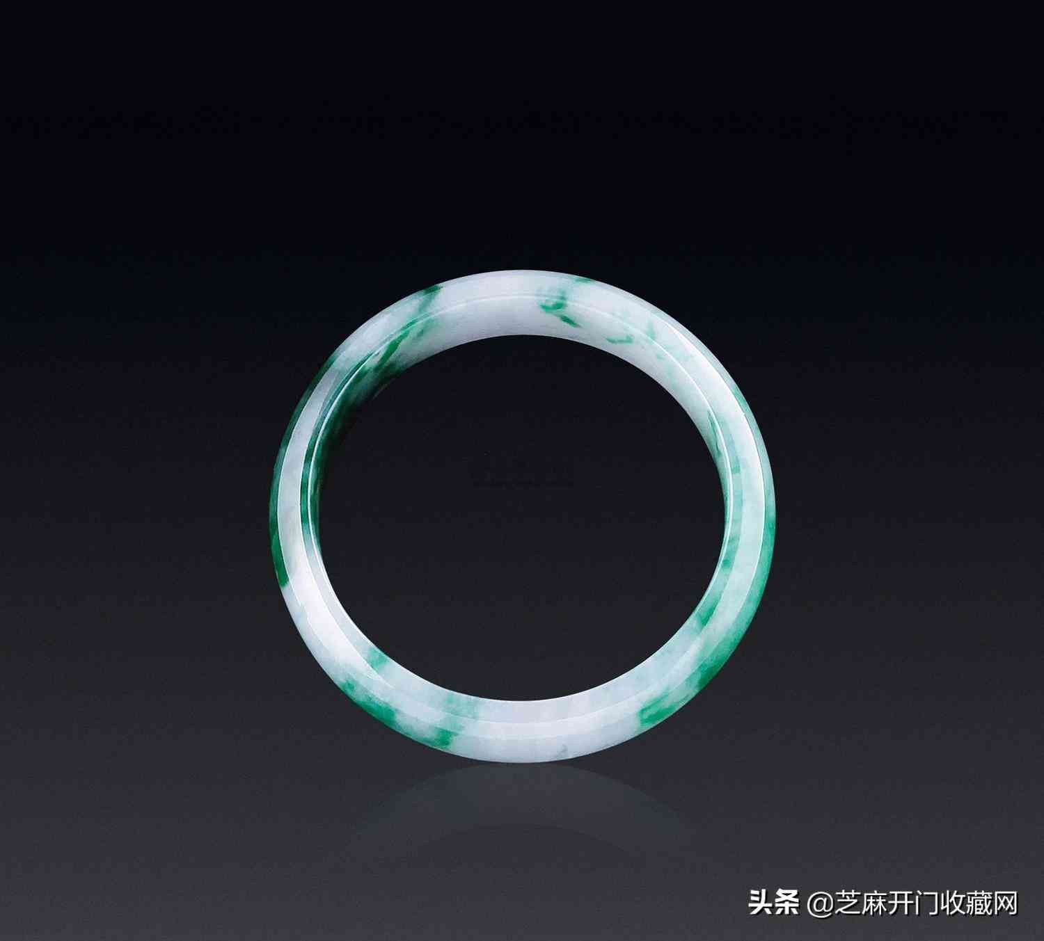 翡翠真假辨別方法簡(jiǎn)單(翡翠b貨在燈光下的圖片)插圖5