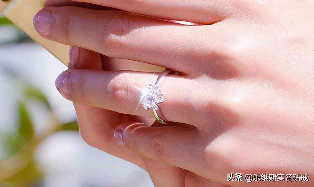 求婚戒指戴哪個手指頭(求婚戒指戴哪個手指頭男士)