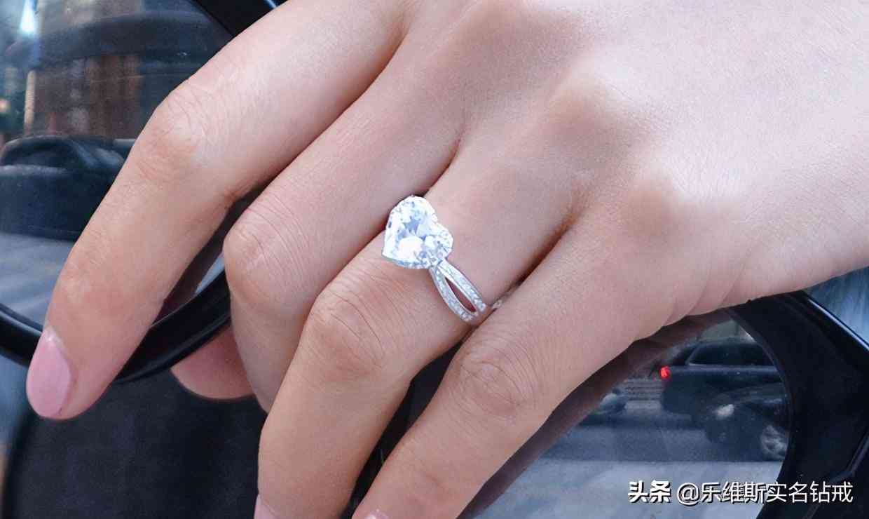 求婚戒指戴哪個手指頭(求婚戒指戴哪個手指頭男士)插圖2