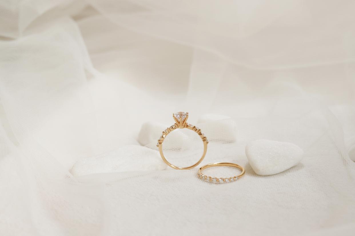 結(jié)婚對戒是黃金還是鉆石(結(jié)婚對戒是買金的嗎)