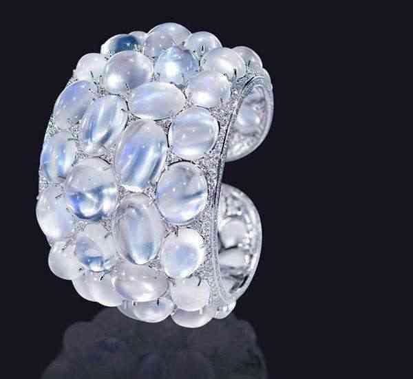 灰月光石戴哪個手(灰月光石戴哪個手好)