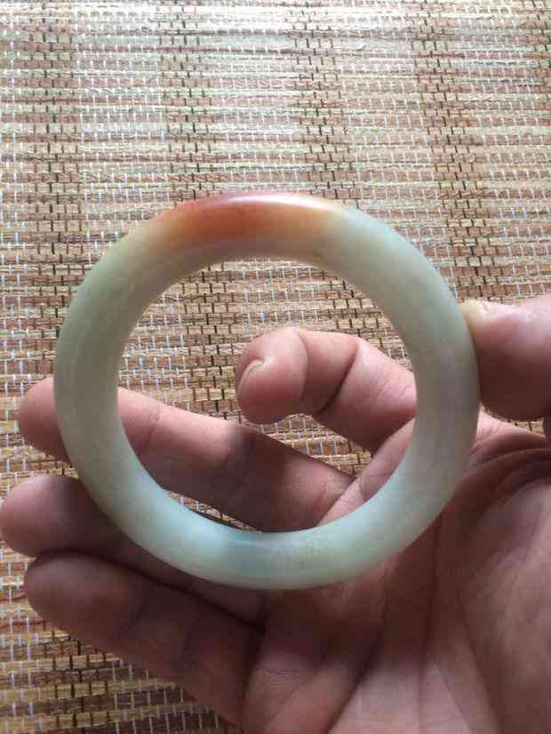 玉鐲子多少錢買到真的(玉鐲子哪種玉最好)