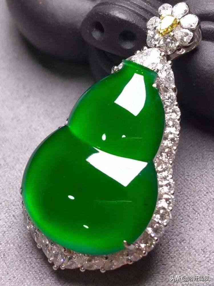 玻璃種帝王綠翡翠價(jià)格(玻璃種帝王綠翡翠價(jià)格及圖片)插圖1