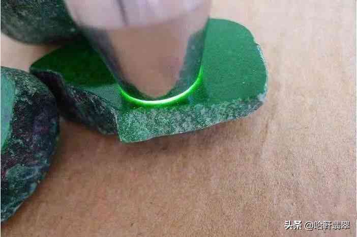 玻璃種帝王綠翡翠價(jià)格(玻璃種帝王綠翡翠價(jià)格及圖片)插圖5