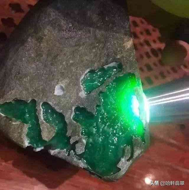 玻璃種帝王綠翡翠價(jià)格(玻璃種帝王綠翡翠價(jià)格及圖片)插圖6