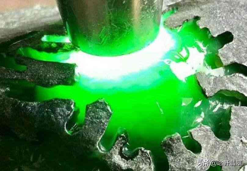 玻璃種帝王綠翡翠價(jià)格(玻璃種帝王綠翡翠價(jià)格及圖片)插圖7