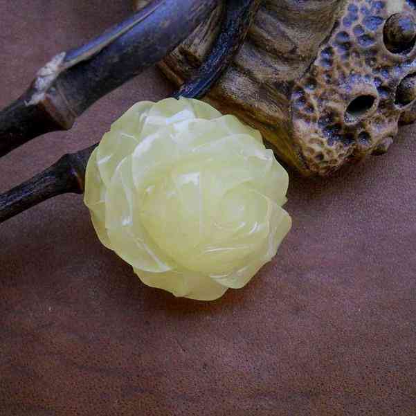 琥珀貴還是蜜蠟貴(琥珀與蜜蠟誰(shuí)更有價(jià)值)