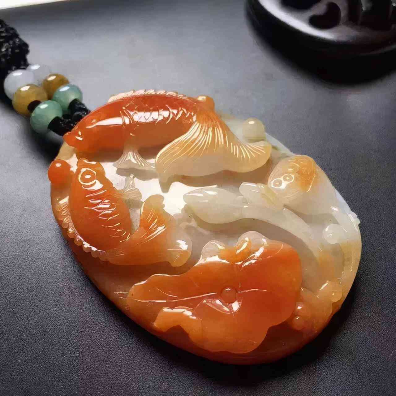 紅色手鐲一般是啥玉(紅色手鐲一般是啥玉有氣泡)