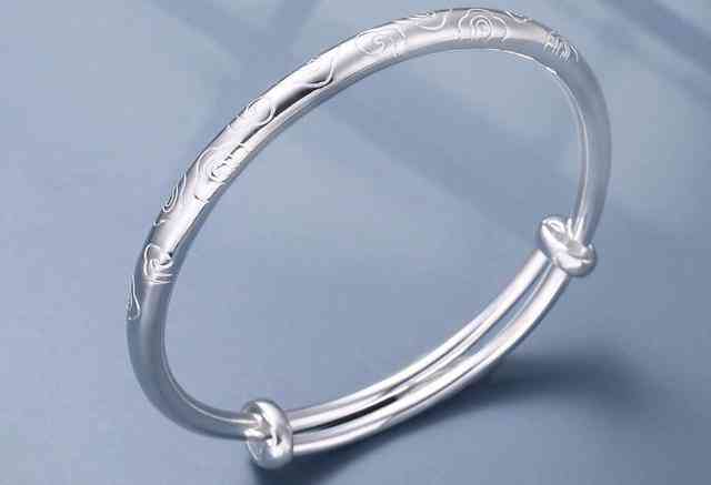 銀鐲子變黑是濕氣重嗎(銀鐲子變黑是在排毒嗎)