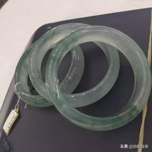 翡翠鐲子和玉鐲子哪個好(翡翠鐲子和玉鐲子的區(qū)別)