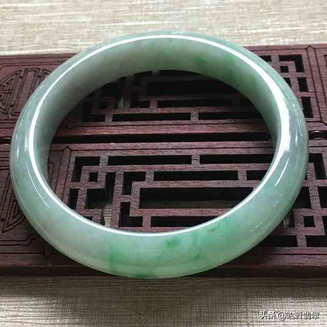 翡翠鐲子和玉鐲子哪個好(翡翠鐲子和玉鐲子的區(qū)別)插圖5