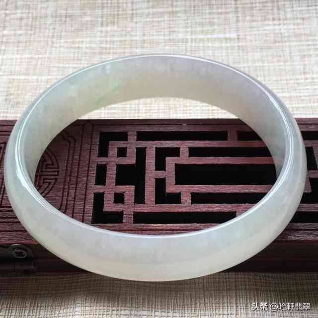 翡翠鐲子和玉鐲子哪個好(翡翠鐲子和玉鐲子的區(qū)別)插圖6