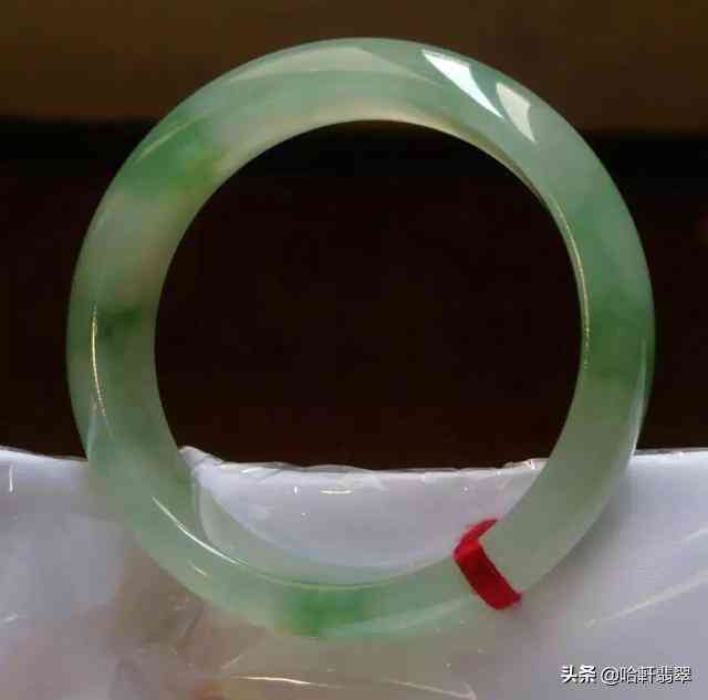 翡翠鐲子和玉鐲子哪個好(翡翠鐲子和玉鐲子的區(qū)別)插圖9