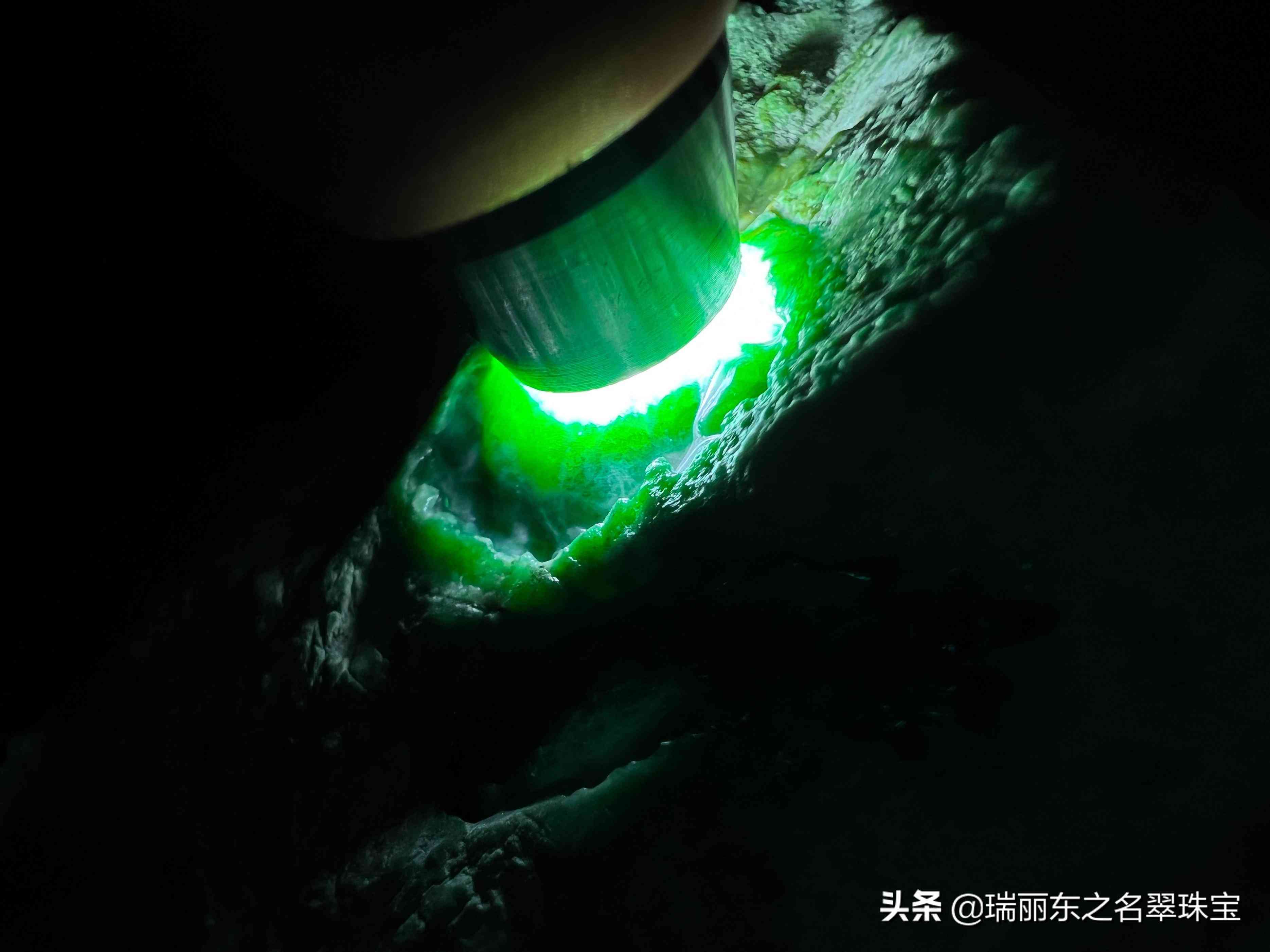 木那翡翠原石的特點講解(木那翡翠的特征)插圖4