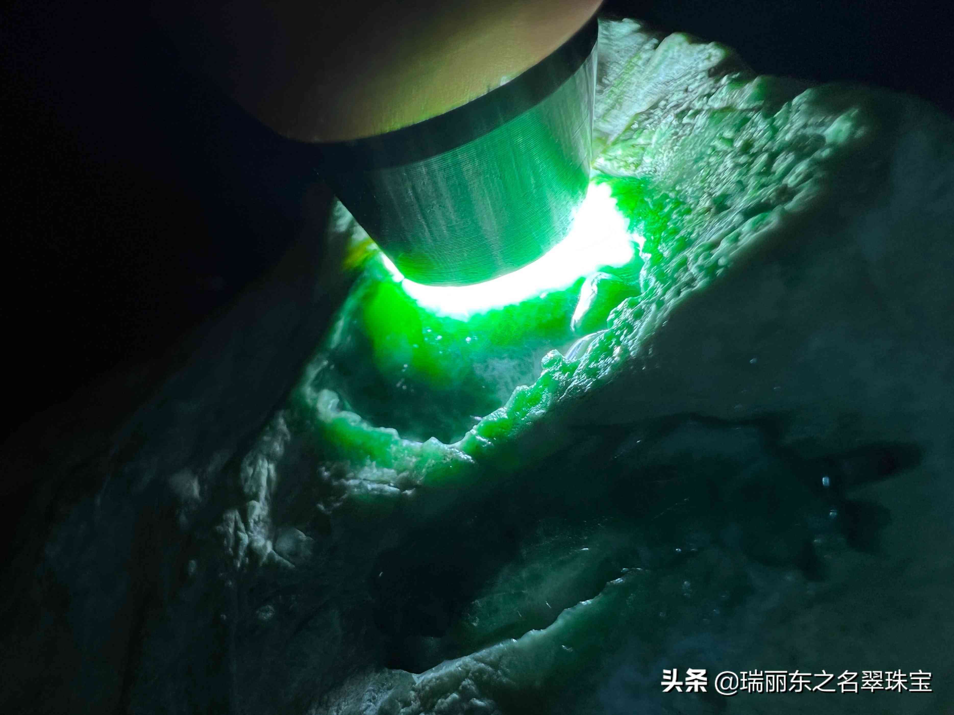 木那翡翠原石的特點講解(木那翡翠的特征)插圖5