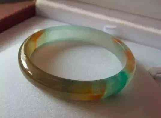 玉手鐲什么顏色最貴(玉手鐲什么顏色最貴墨綠)插圖2