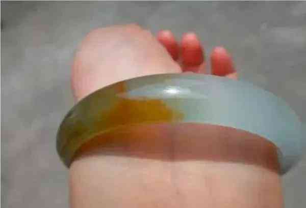 玉手鐲什么顏色最貴(玉手鐲什么顏色最貴墨綠)插圖3