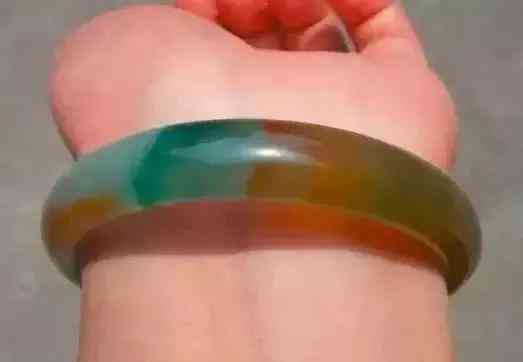 玉手鐲什么顏色最貴(玉手鐲什么顏色最貴墨綠)插圖4