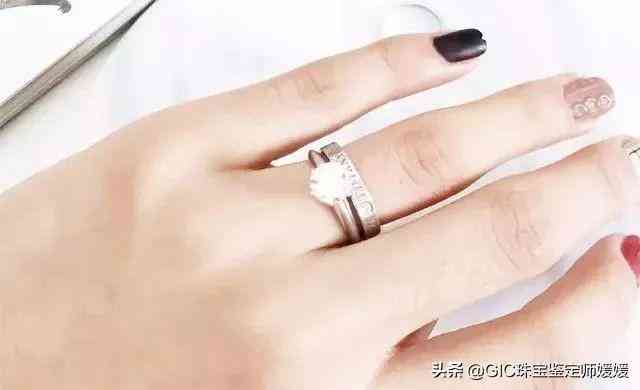 帶2個戒指的講究(一只手戴2個戒指怎么戴好看)插圖1