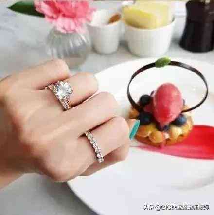 帶2個戒指的講究(一只手戴2個戒指怎么戴好看)插圖2