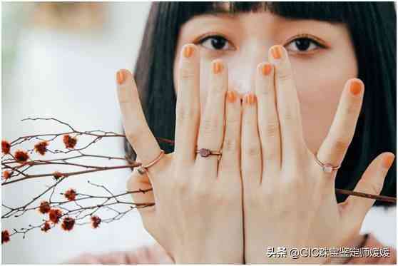 帶2個戒指的講究(一只手戴2個戒指怎么戴好看)插圖7