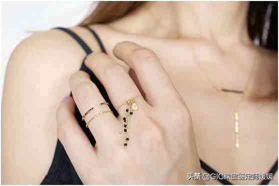 帶2個戒指的講究(一只手戴2個戒指怎么戴好看)插圖9