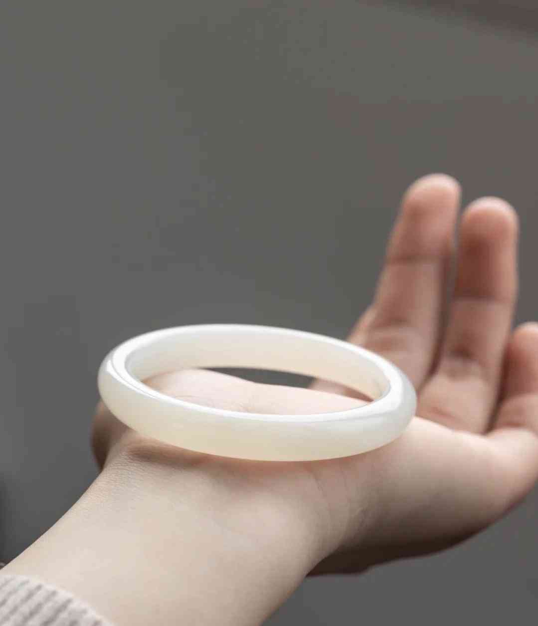 怎么辨別玉手鐲的真假好壞(怎么樣辨別玉手鐲是真是假)插圖3