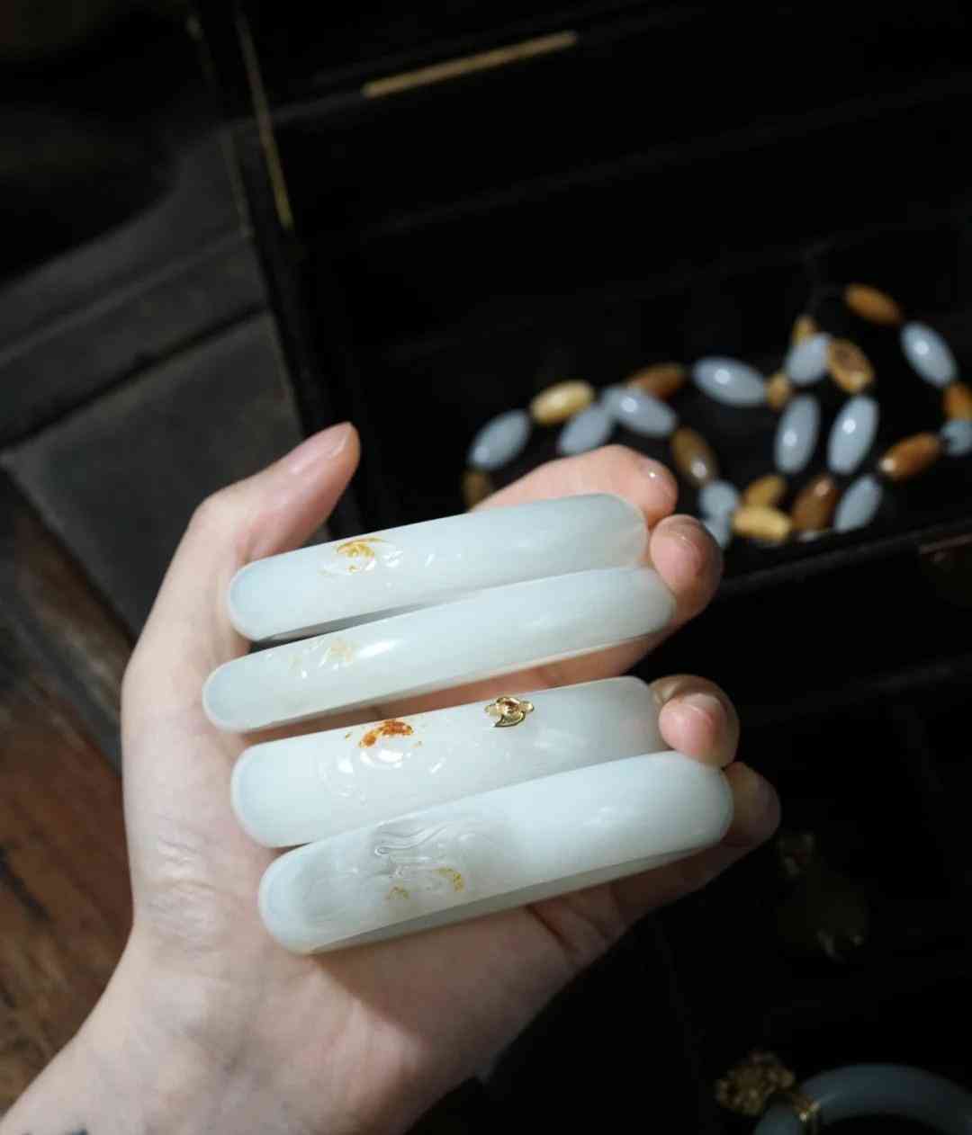 怎么辨別玉手鐲的真假好壞(怎么樣辨別玉手鐲是真是假)插圖4