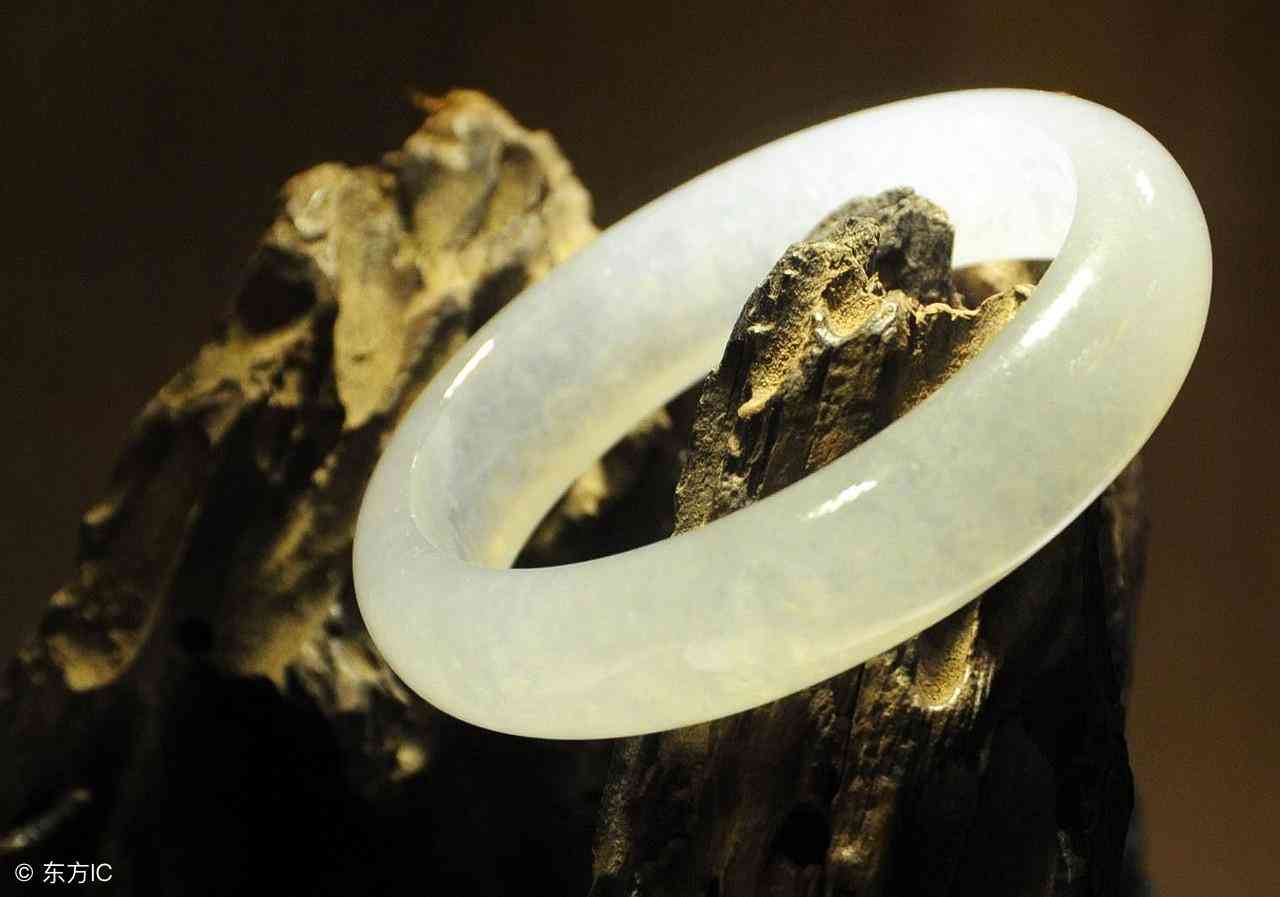 金子養(yǎng)人還是銀子養(yǎng)人(女人銀鐲子的正確戴法)