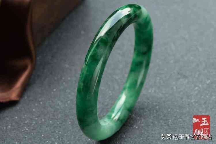 貴妃手鐲和圓鐲哪種好(貴妃鐲和圓鐲哪個(gè)舒服)