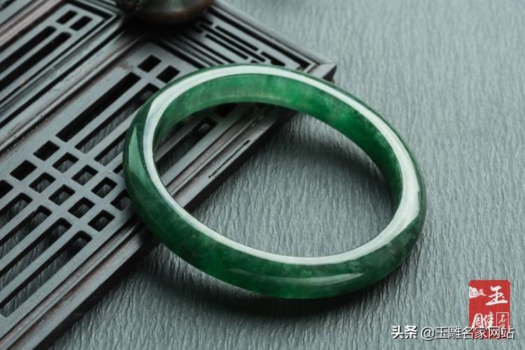 貴妃手鐲和圓鐲哪種好(貴妃鐲和圓鐲哪個舒服)插圖1