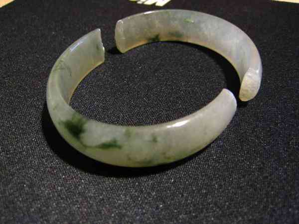 玉鐲斷了怎么處理吉利(玉鐲子斷了有什么寓意)