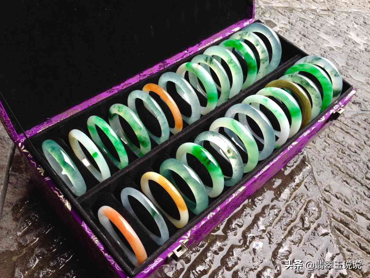 翡翠手鐲戴左手還是右手(玉手鐲戴左手好還是右手好)