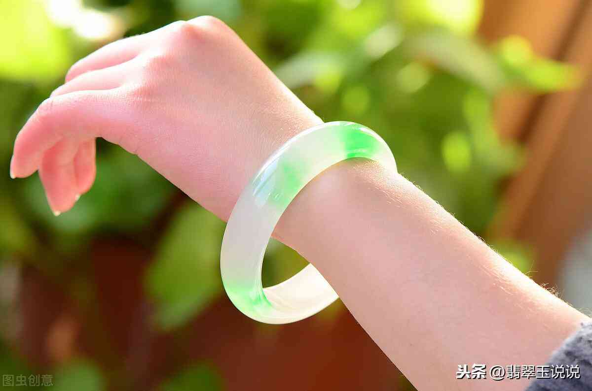 翡翠手鐲戴左手還是右手(玉手鐲戴左手好還是右手好)插圖1