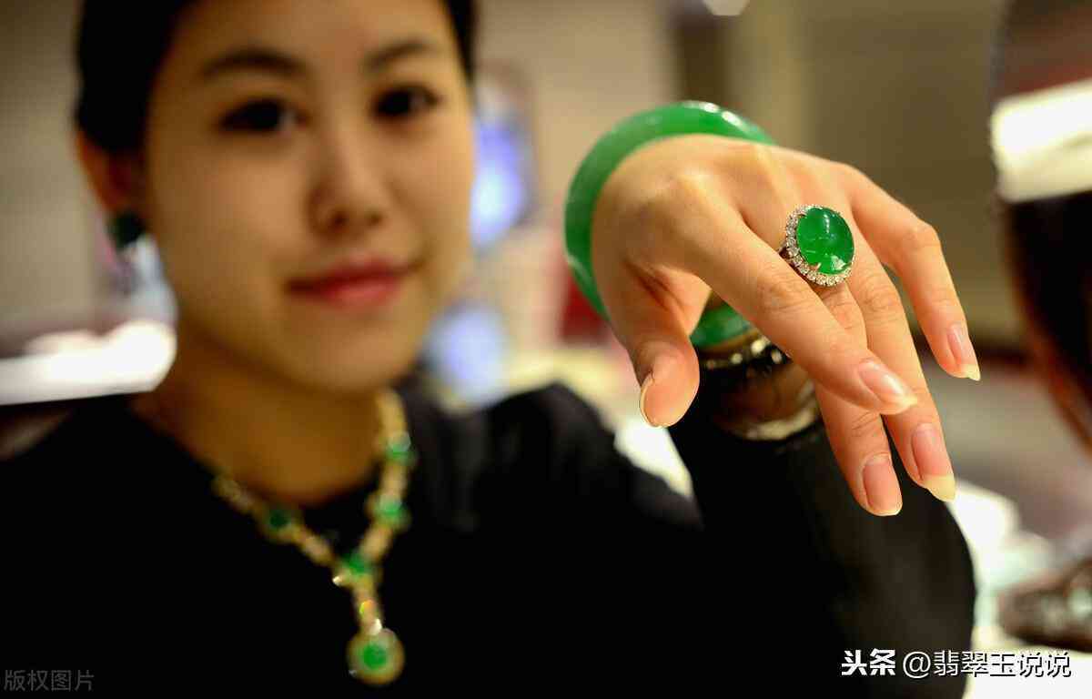 翡翠手鐲戴左手還是右手(玉手鐲戴左手好還是右手好)插圖2