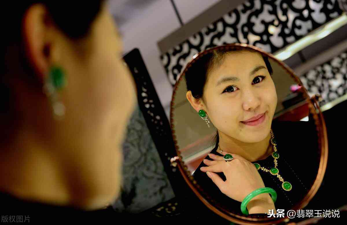 翡翠手鐲戴左手還是右手(玉手鐲戴左手好還是右手好)插圖4