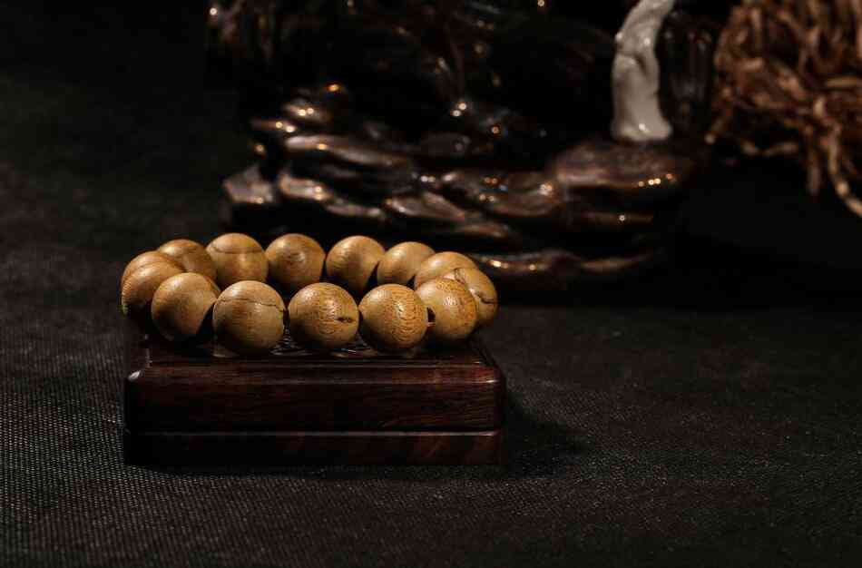 女人戴檀木手串禁忌(女人戴小葉紫檀手串的好處)插圖3