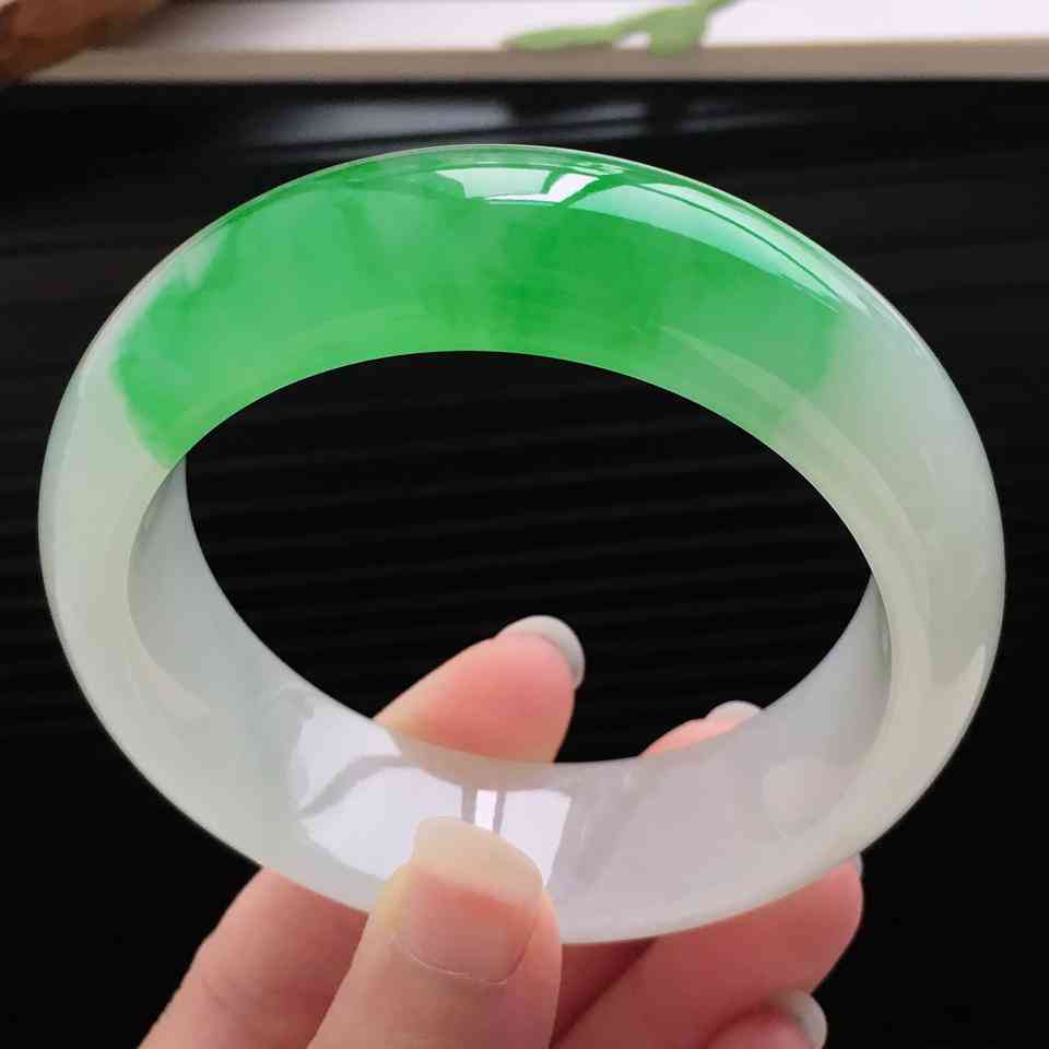 高冰和冰種翡翠的區(qū)別(高冰種翡翠現(xiàn)在什么價(jià)位)插圖6