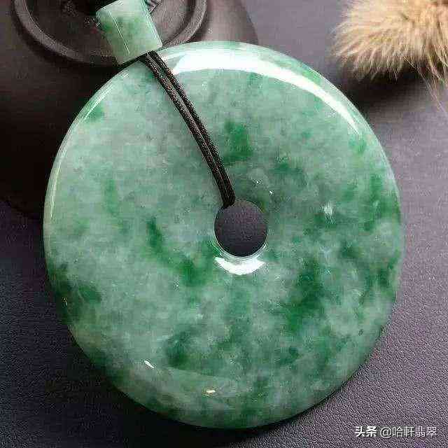 一般翡翠手鐲價(jià)格(翡翠手鐲價(jià)格及圖片)
