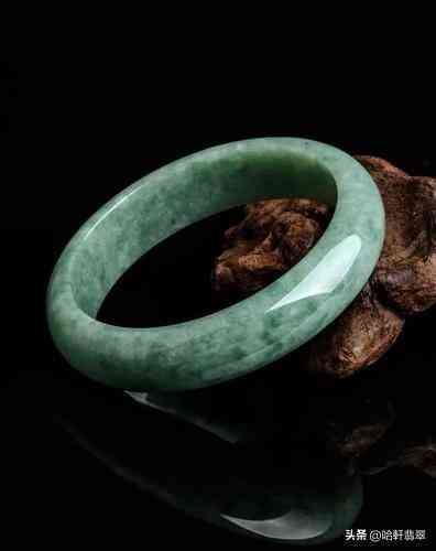 一般翡翠手鐲價(jià)格(翡翠手鐲價(jià)格及圖片)插圖1