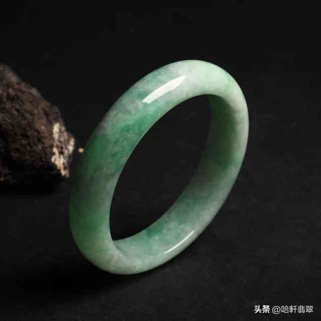 一般翡翠手鐲價(jià)格(翡翠手鐲價(jià)格及圖片)插圖5