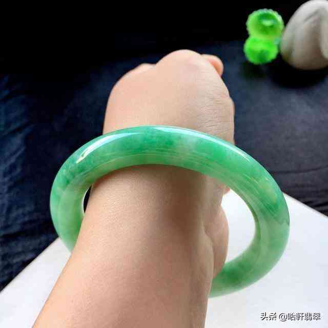 一般翡翠手鐲價(jià)格(翡翠手鐲價(jià)格及圖片)插圖7