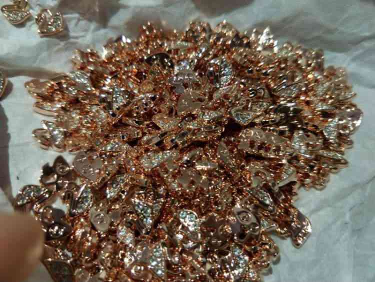 施華洛世奇項(xiàng)鏈真假(施華洛世奇天鵝項(xiàng)鏈價(jià)錢)插圖3