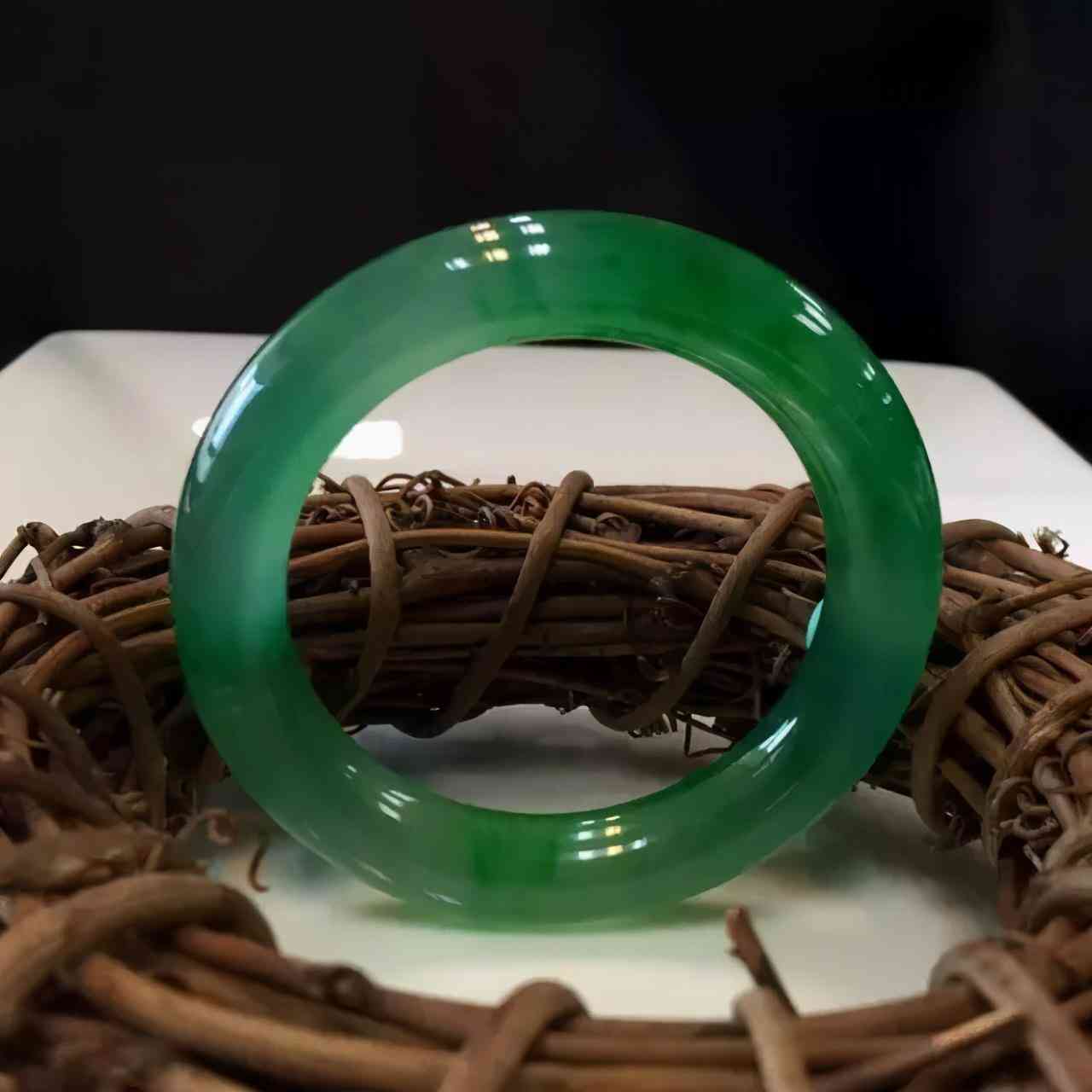 女人戴翡翠手鐲有什么好處(長(zhǎng)期戴翡翠的七大好處和功效)